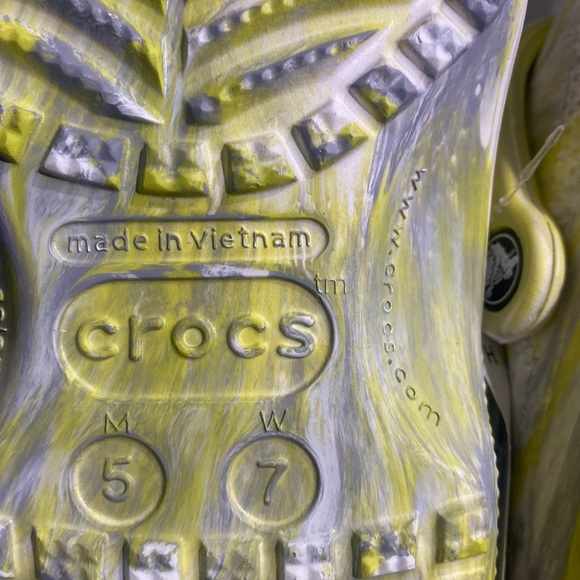 🆕🐊Crocs Classic Marbled Clogs, Size W 7, Citrus, Gray, & White - Picture 4 of 7